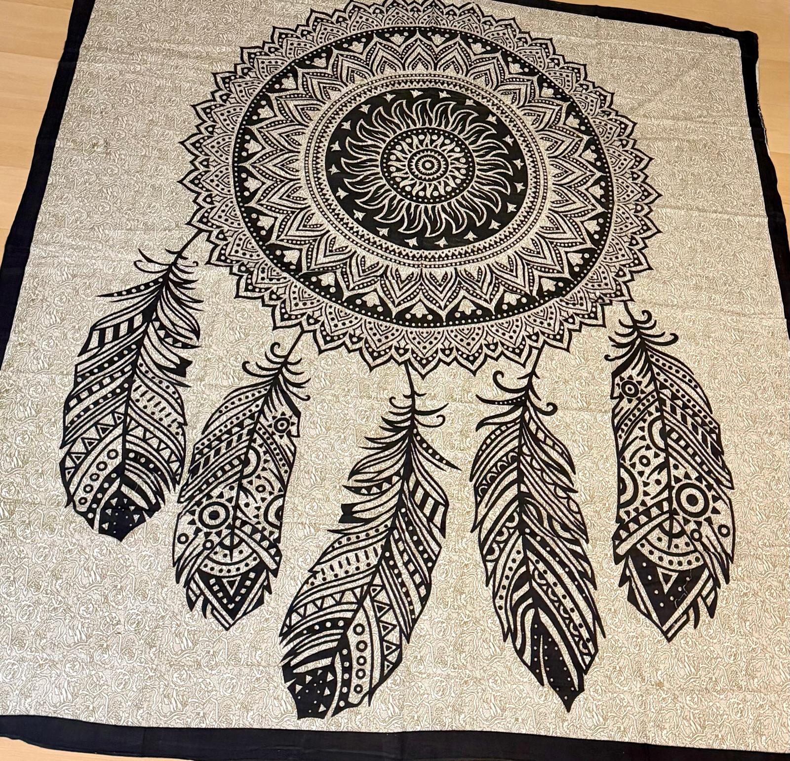 Tapiz / Manta Multiusos "SHANTI"– Atrapasueños Mandala y Plumas Étnicas en Blanco y Negro