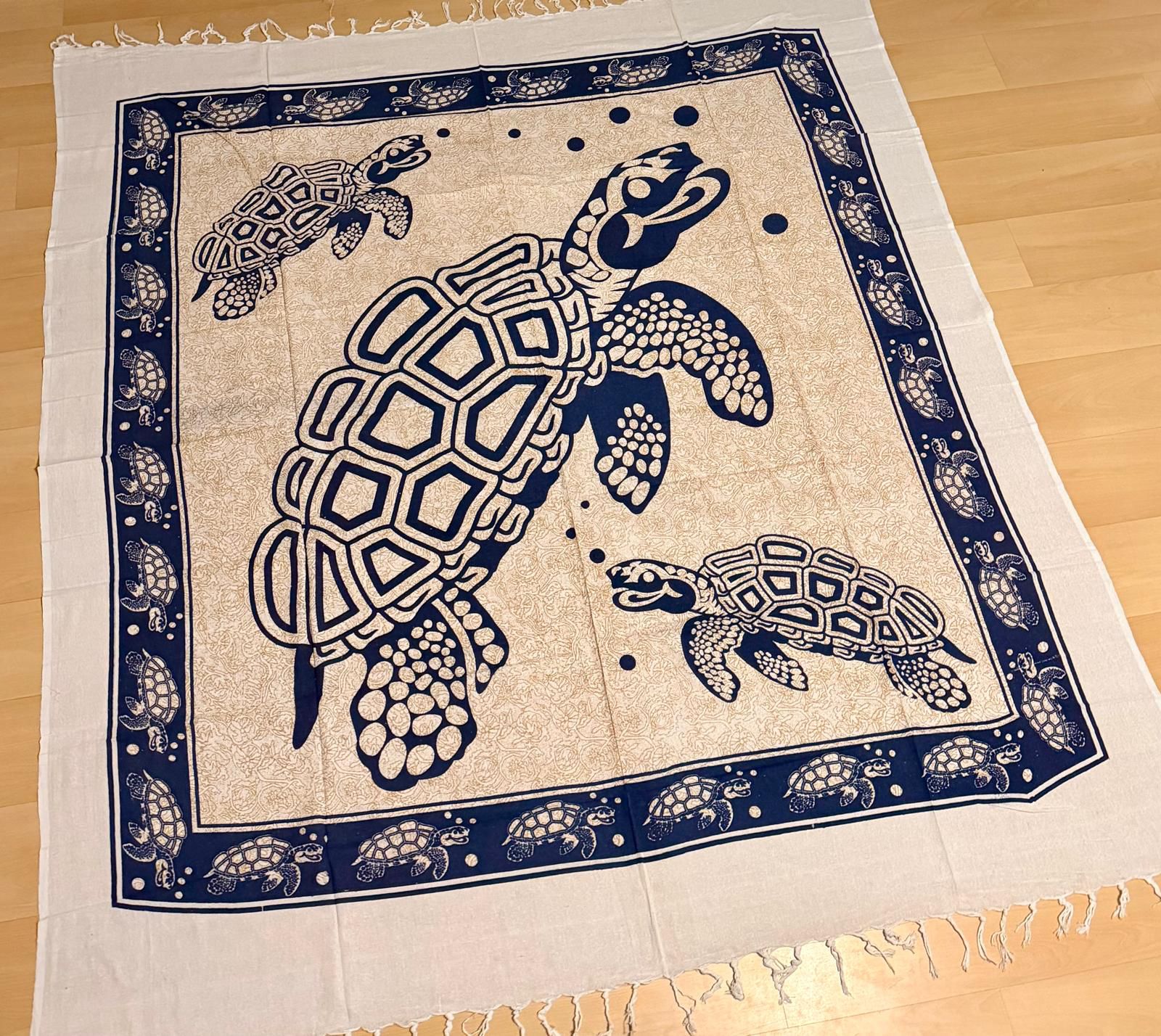Tapiz / Manta Multiusos "KAI" – Familia de Tortugas Marinas con Flecos en Azul Marino