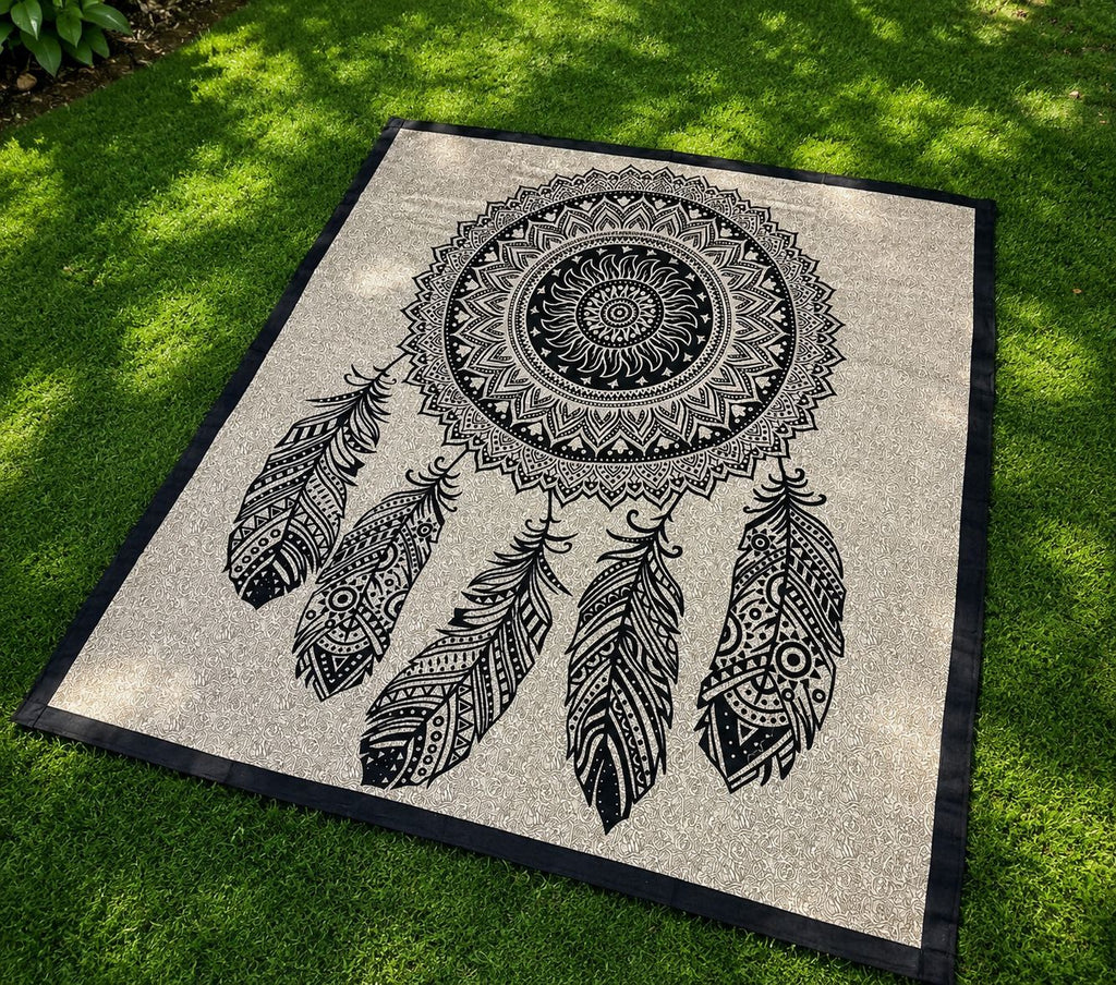 Tapiz / Manta Multiusos "SHANTI"– Atrapasueños Mandala y Plumas Étnicas en Blanco y Negro