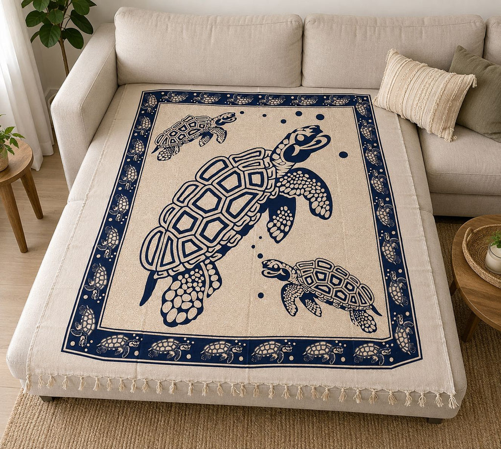 Tapiz / Manta Multiusos "KAI" – Familia de Tortugas Marinas con Flecos en Azul Marino