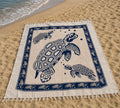 Tapiz / Manta Multiusos "KAI" – Familia de Tortugas Marinas con Flecos en Azul Marino
