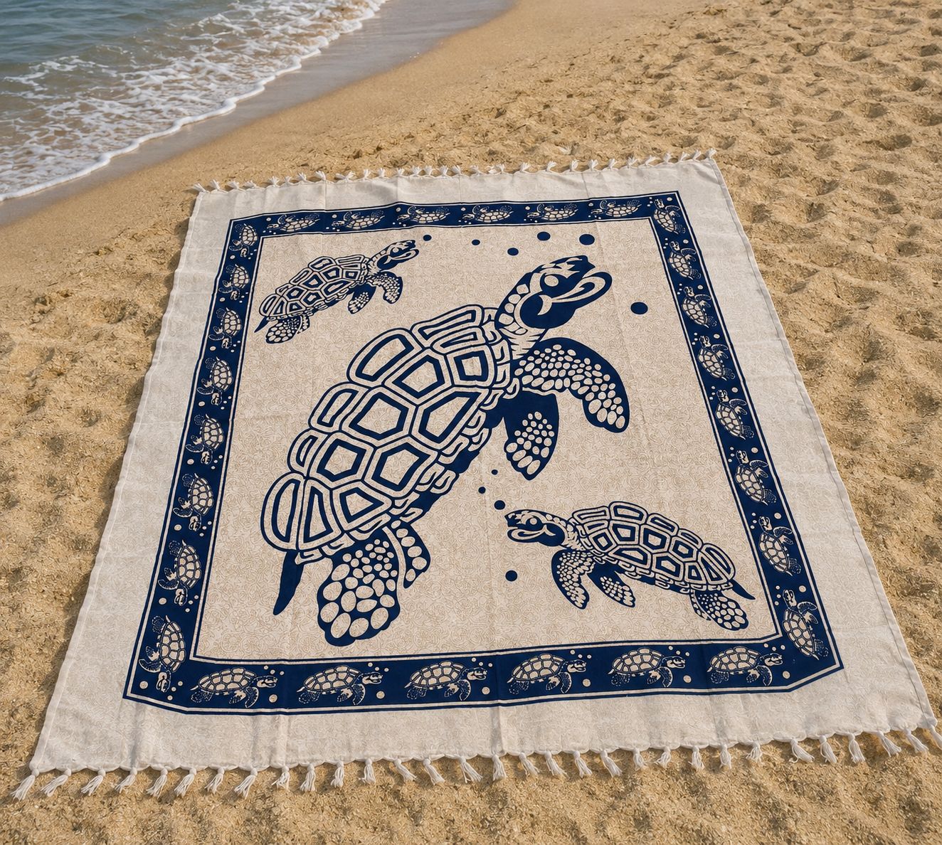 Tapiz / Manta Multiusos "KAI" – Familia de Tortugas Marinas con Flecos en Azul Marino